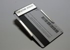 Edelstahl Kartenklammer mit matt schwarzer Lasergravur.